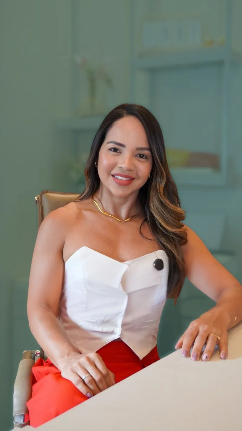 Dra. Tássia Coelho sorrindo em seu consultório
